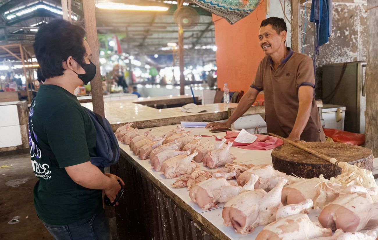 Pedagang Daging Ayam di Pasar Induk Penyembolum Senaken (Sahrul/simpul.media)