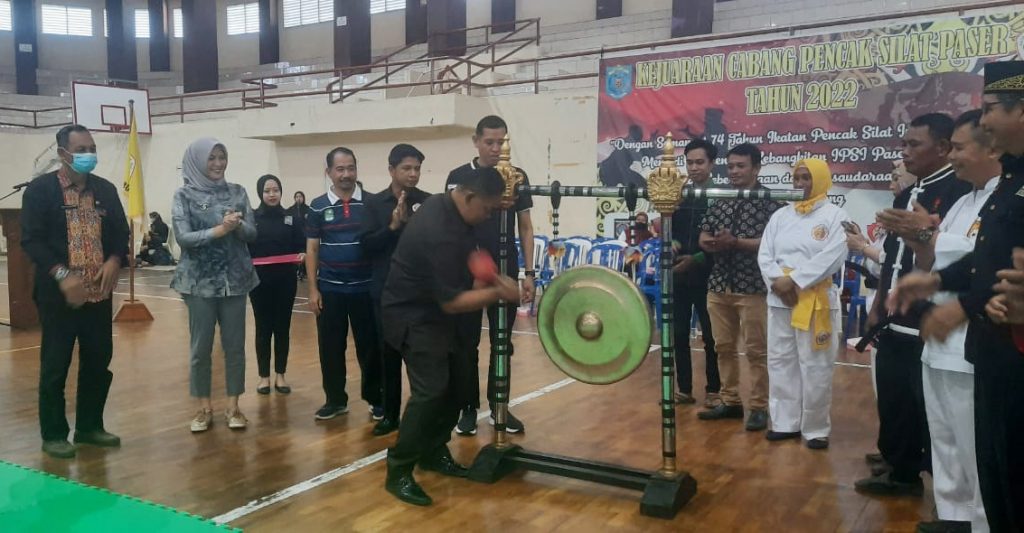 Pemukulan Gong Oleh Ketua KONI Paser, Totok Sumardiono Buka Kejuaraan Silat Paser 2022