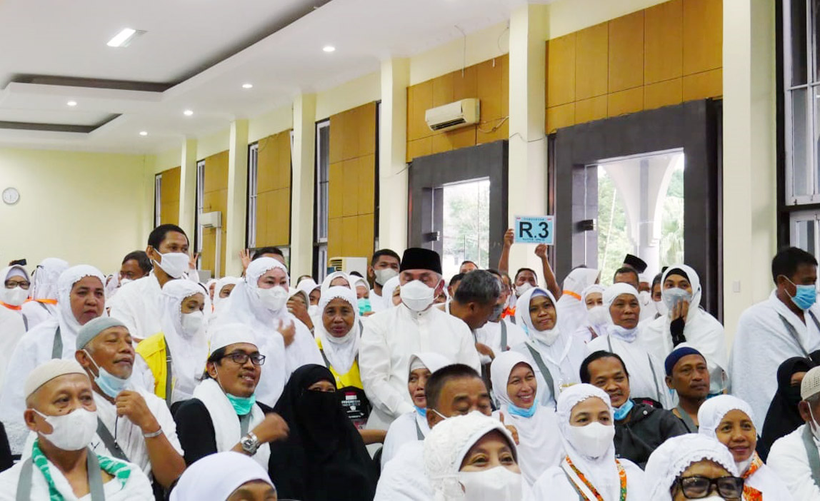 Gubernur Kaltim, Isran Noor melepas calon jemaah haji asal Kaltim kloter kedua di Embarkasi Balikpapan, Kamis (23/6/2022)


