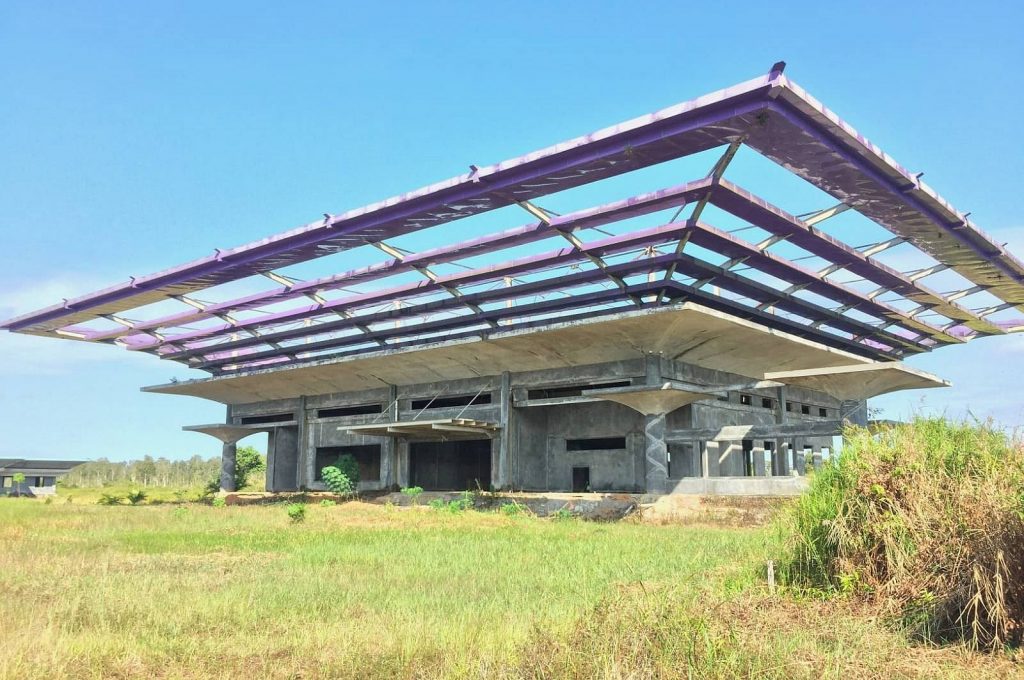 Kondisi lahan dan bangunan bandara di Desa Rantau Panjang, Kecamatan Tanah Grogot