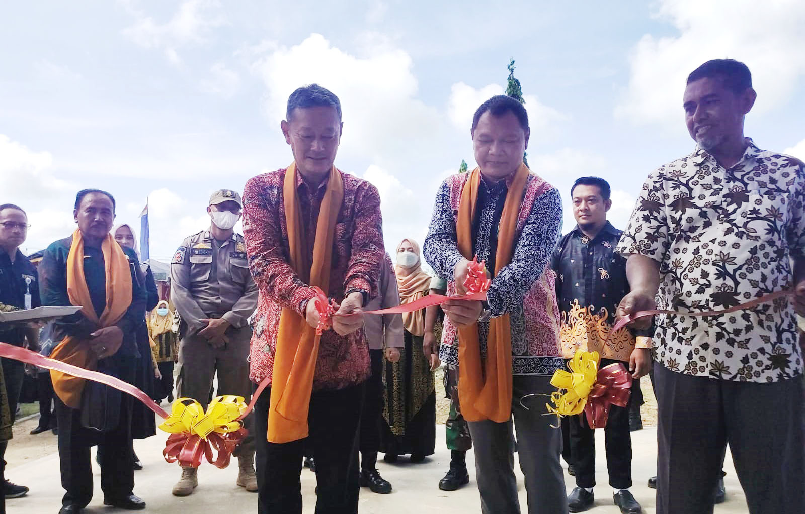 Bupati Paser, Fahmi Fadli bersama perwakilan Jepang melangsungkan pemotongan pita tanda peresmian Gedung UGD 24 Jam UPT Puskesmas Long Kali (Istimewa)
