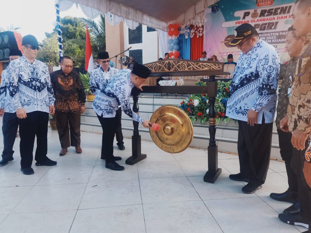 Pemukulan Gong oleh Bupati Paser, Fahmi Fadli menandai dibukanya Porseni 2022 (Foto: Sahrul/SM)