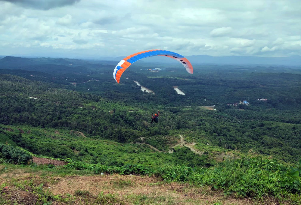 Pemandangan Uji Coba Paralayang di Gunung Embun (Foto: Awal/Simpul.Media)