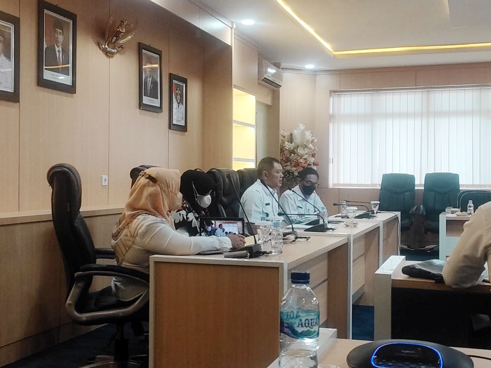 Bupati Paser, Fahmi Fadli saat Rapat di Ruang Sadurengas Kantor Bupati Paser.
