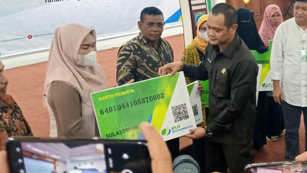 Penyerahan simbolis Kartu BPJS ketenagakerjaan oleh Ketua DPRD Kabupaten Paser, Hendra Wahyudi kepada pekerja rentan