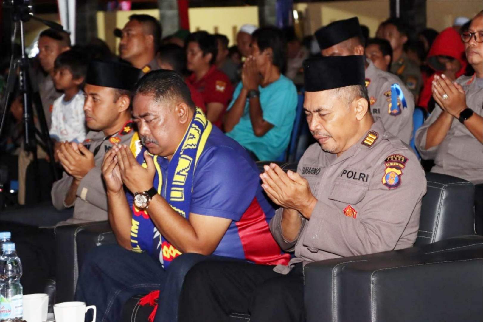 Sebelum nobar laga Timnas Indonesia vs Palestina dalam kualifikasi Piala Asia U17 di Mapolres Paser, gabungan suporter lakukan doa bersama. (Polres Paser for Simpul.Media) 