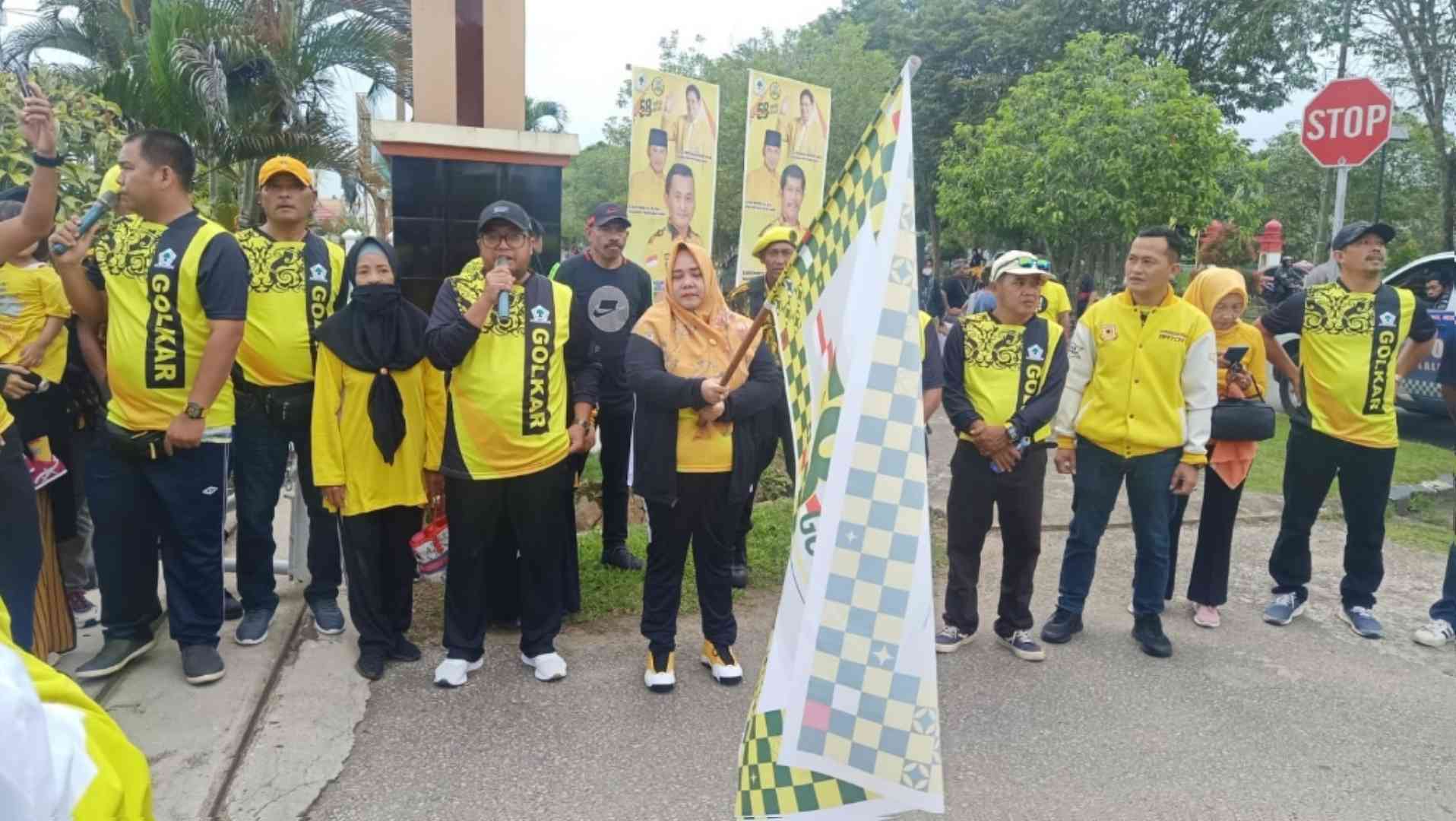 Ketua DPD Partai Golkar,  Ikhwan Antasari dan Wabup Paser, Syarifah Masitah Assegaf saat melepas peserta Jalan Sehat 