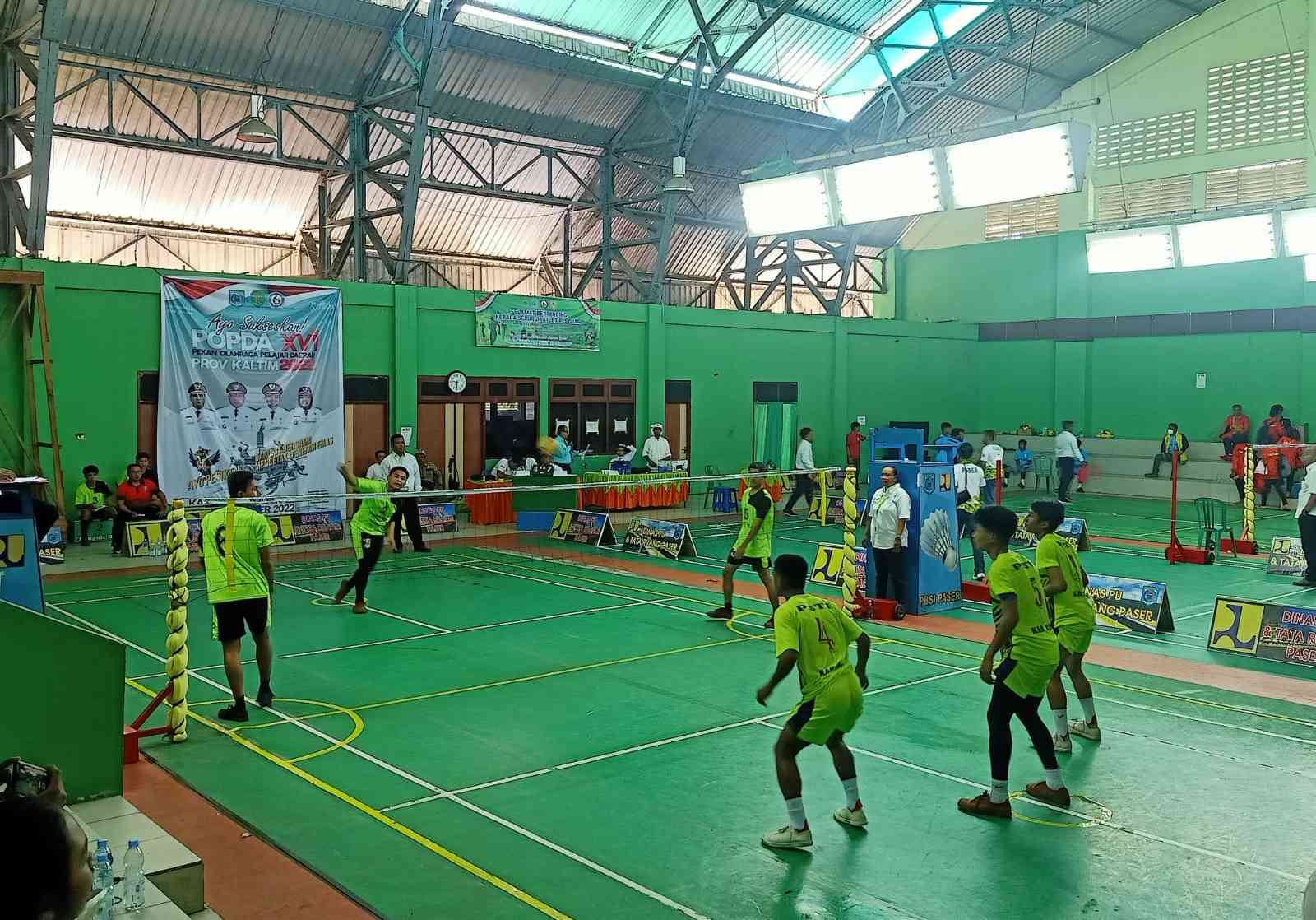 Nomor Putra Paser saat melawan Kutai Barat di Pertandingan Cabor Sepak Takraw Popda XVI Kaltim 2022. 
(M.SAHRUL/SIMPUL.MEDIA)