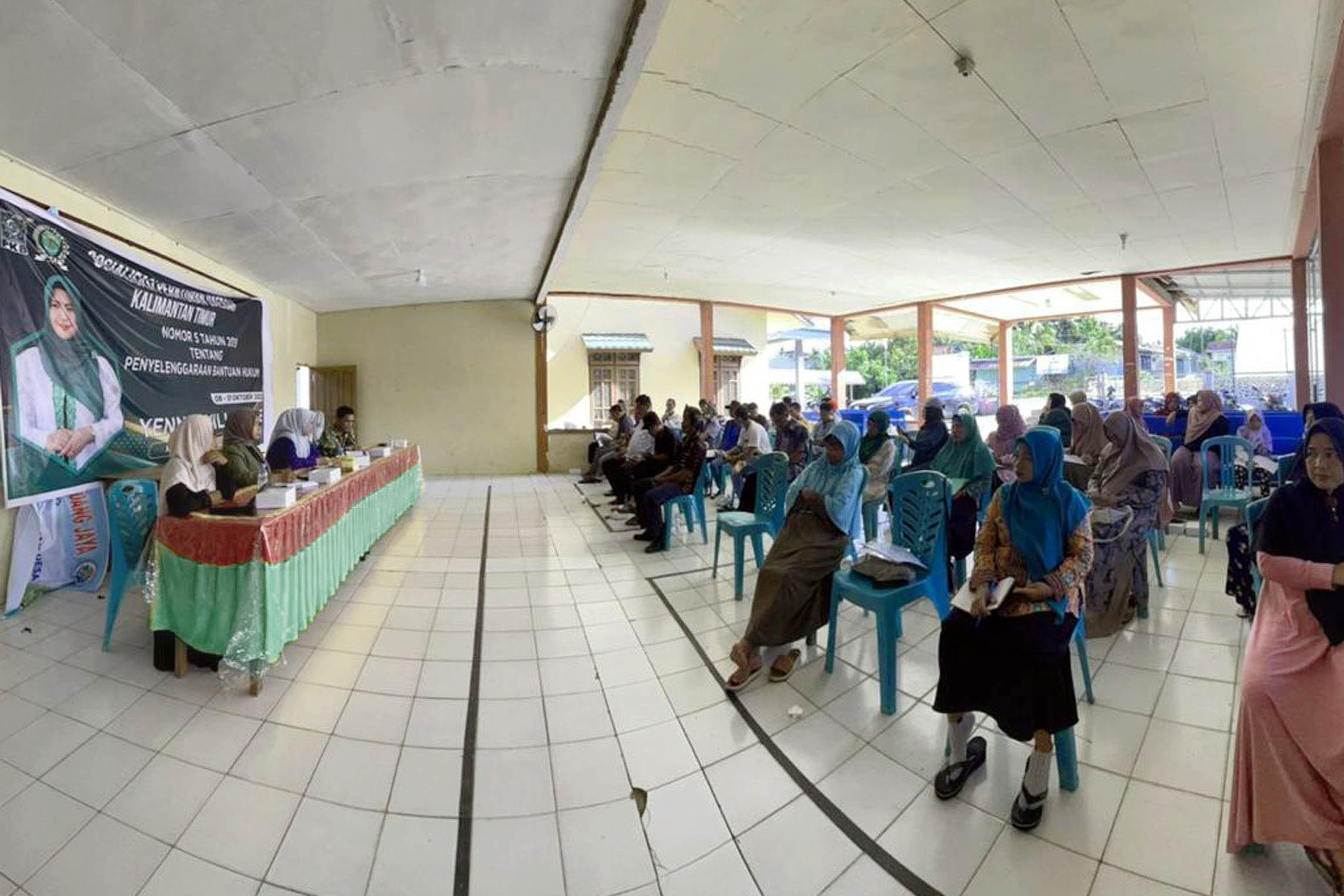 Warga Desa Padang Jaya antusias dengarkan pemaparan Yenni Eviliana terkait Perda Nomor 5 tahun 2019 tentang Penyelenggaraan Bantuan Hukum. 

