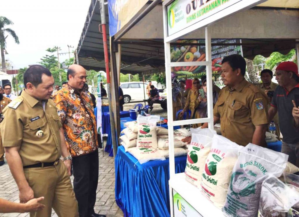 Bupati Paser, Fahmi Fadli (kiri) meninjau pasar murah dalam menekan inflasi di halaman Kantor Bupati Paser, Senin (7/11/2022). (Awal) 