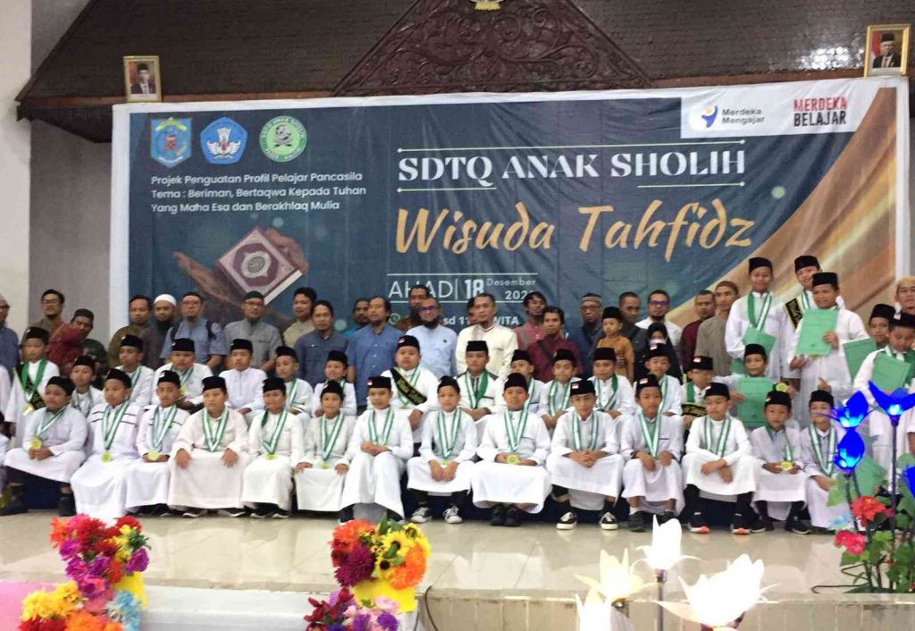 Total 104 pelajar SDTQ Anak Sholih mengikuti wisuda tahfidz Al-Qur'an di Gedung Awa Mangkuruku, Minggu (18/12/2022). Seremoni ini diharapkan sebagai pelecut untuk terus meningkatkan hafalan juz. 