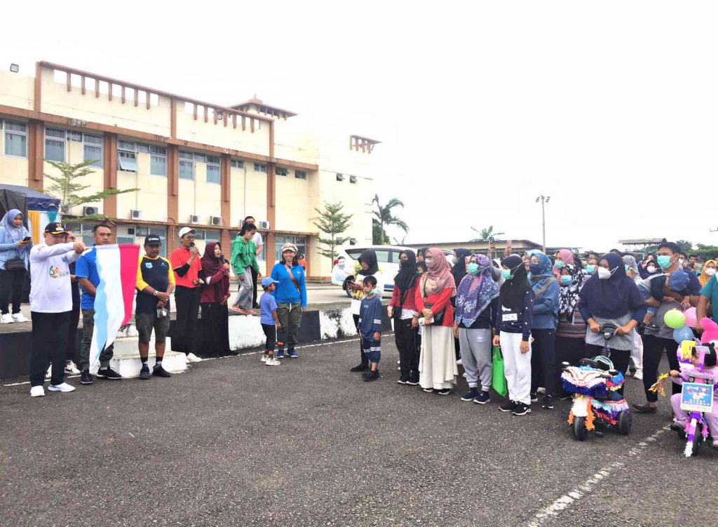 Bupati Paser Fahmi Fadli (pegang bendera) melepas peserta jalan santai, Sabtu (24/12/2022). Kegiatan ini rangkaian hari jadi RSUD Panglima Sebaya ke 39 tahun. (SIMPUL.MEDIA) 
