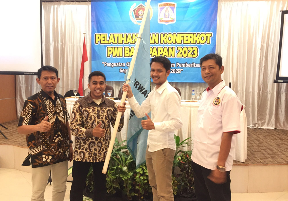 Debi (dua kiri) terpilih pimpin PWI Kota Balikpapan periode 2023-2026. Konferkot dilaksanakan di Hotel Pacific, Selasa (3/1/2023)