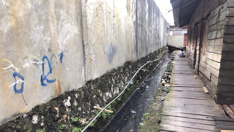 Kondisi drainase Pasar Induk Penyembolum, Senaken dikeluhkan warga. (Foto: simpul.media/sahrul)
