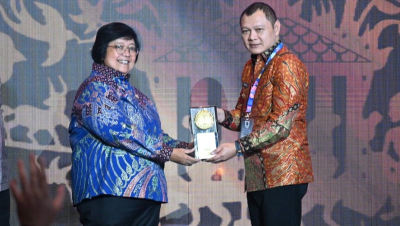 Bupati Paser Fahmi Fadli saat menerima Piala Adipura 2022 dari Menteri Lingkungan Hidup dan Kehutanan Siti Nurbaya. (Istimewa) 
