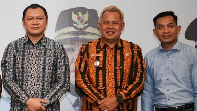 Ketua Apdesi Kabupaten Paser Nasri (tengah) foto bersama dengan Bupati Fahmi Fadli. (Istimewa)