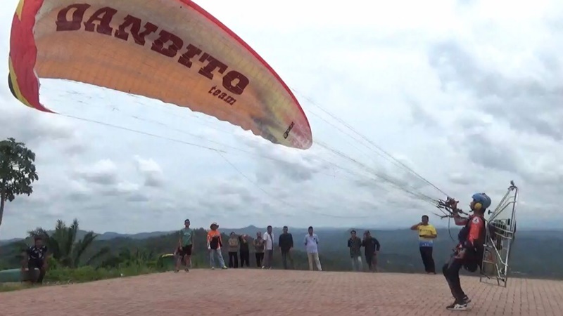 Dandito Team Balikpapan bersama Federasi Aero Sport (FASI) melakukan uji terbang paralayang dan paramotor di area wisata Gunung Boga. (istimewa)