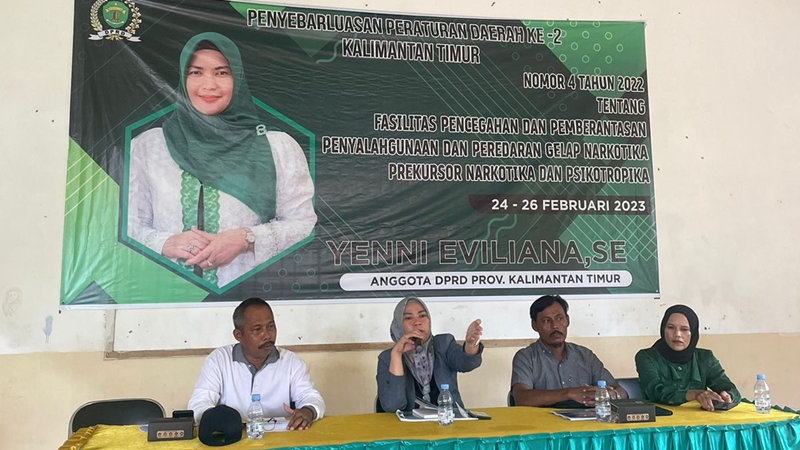Anggota Komisi IV DPRD Kaltim Yenni Eviliana menyosialisasikan Perda Nomor 4 Tahun 2022 di Desa Kendarom, Kecamatan Kuaro, Kabupaten Paser. (Istimewa)