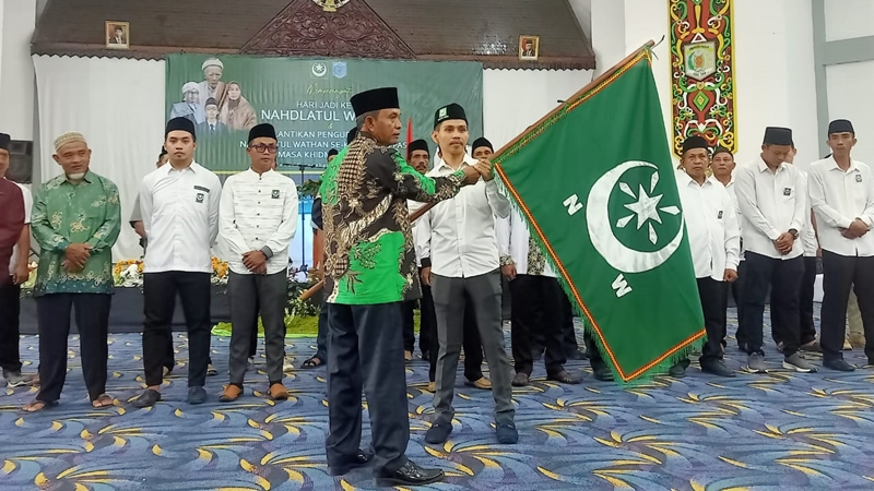 Penyerahan bendera Nahdlatul Wathan menandai dilantiknya pengurus cabang didelapan Kecamatan. (Dok simpul.media)