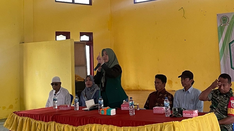 Anggota Komisi IV DPRD Kaltim, Yenni Eviliana saat melaksanakan sosialisasi wawasan kebangsaan di Desa Tanjung Aru, Kecamatan Tanjung Harapan. (Istimewa)