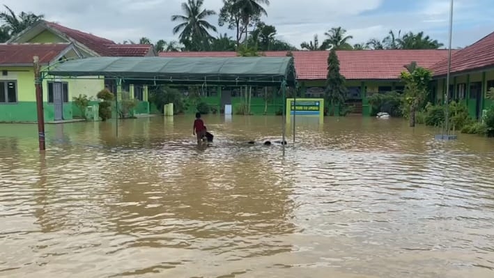 Banjir di Kabupaten Paser turut merendam sekolah. (dok. istimewa)