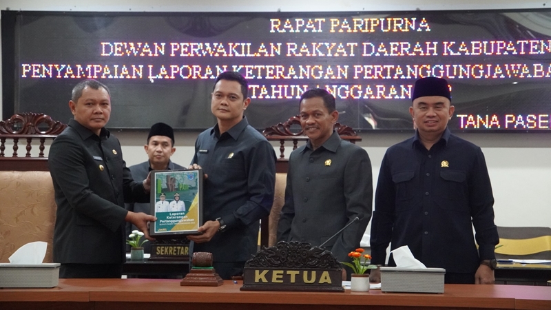 Bupati Paser Fahmi Fadli menyerahkan LKPj Tahun Anggaran 2022 kepada DPRD Kabupaten Paser. (dok. istimewa)  