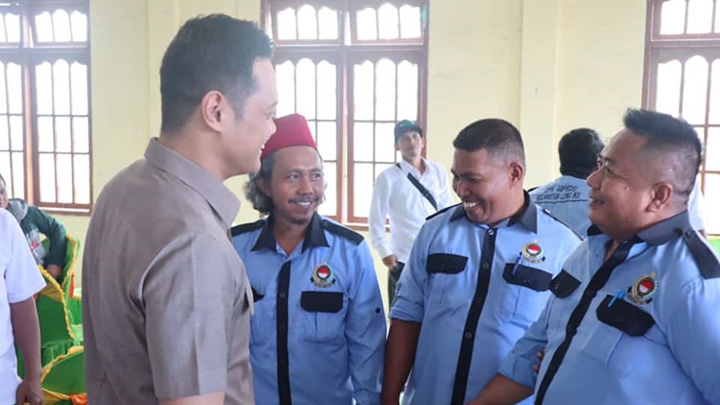 Ketua DPRD Paser Hendra Wahyudi (empat dari kiri) saat Rakor BPD Kecamatan Long Ikis di Desa Krayan Bahagia. (dok. Humas DPRD)