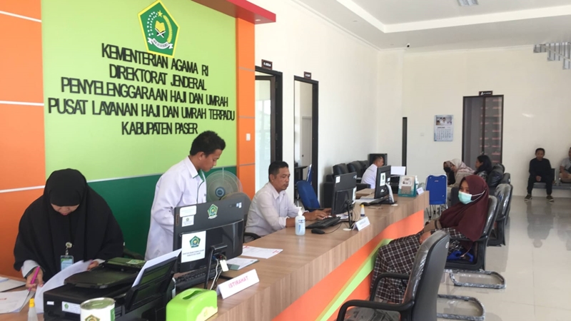 Suasana pengurusan administrasi ibadah haji di Kantor Kemenag Kabupaten Paser. (dok. simpul.media/Awal)