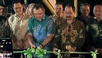 Bupati Paser Fahmi Fadli memotong pita tanda diresmikannya Kawasan Wisata Kuliner Sungai Tuak. (dok. simpul.media/rul)