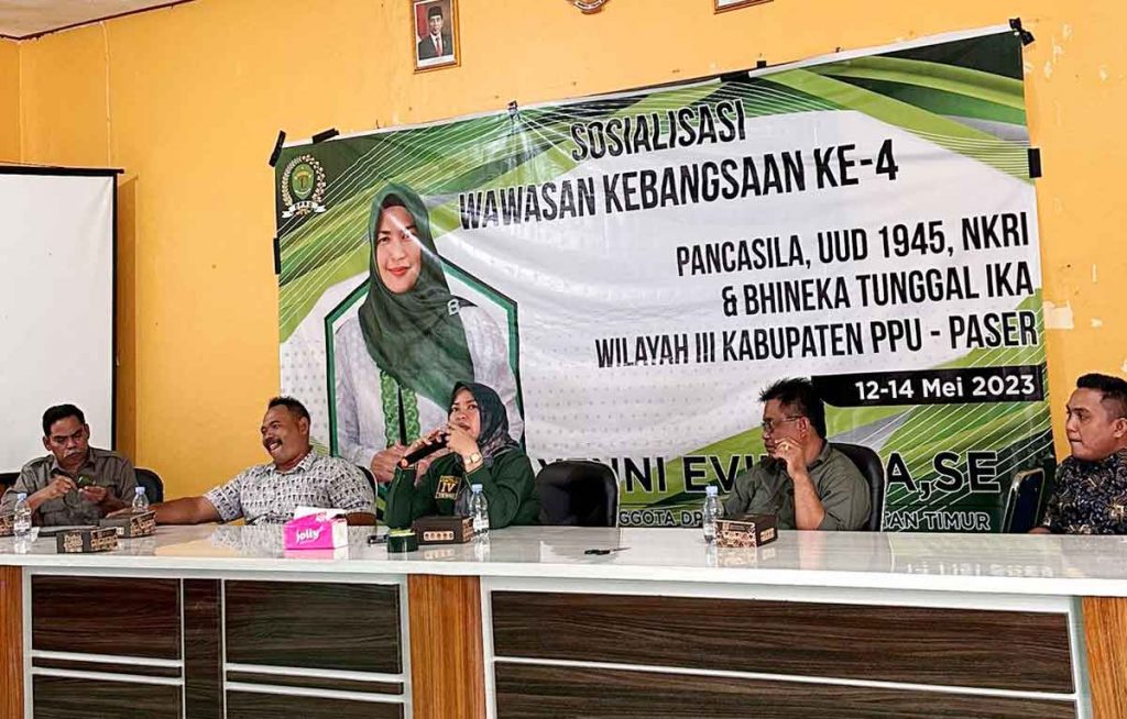 Anggota Komisi IV DPRD Kaltim, Yenni Eviliana saat Sosbang di Desa Kerang, Kecamatan Batu Engkau, Kabupaten Paser (dok. istimewa)