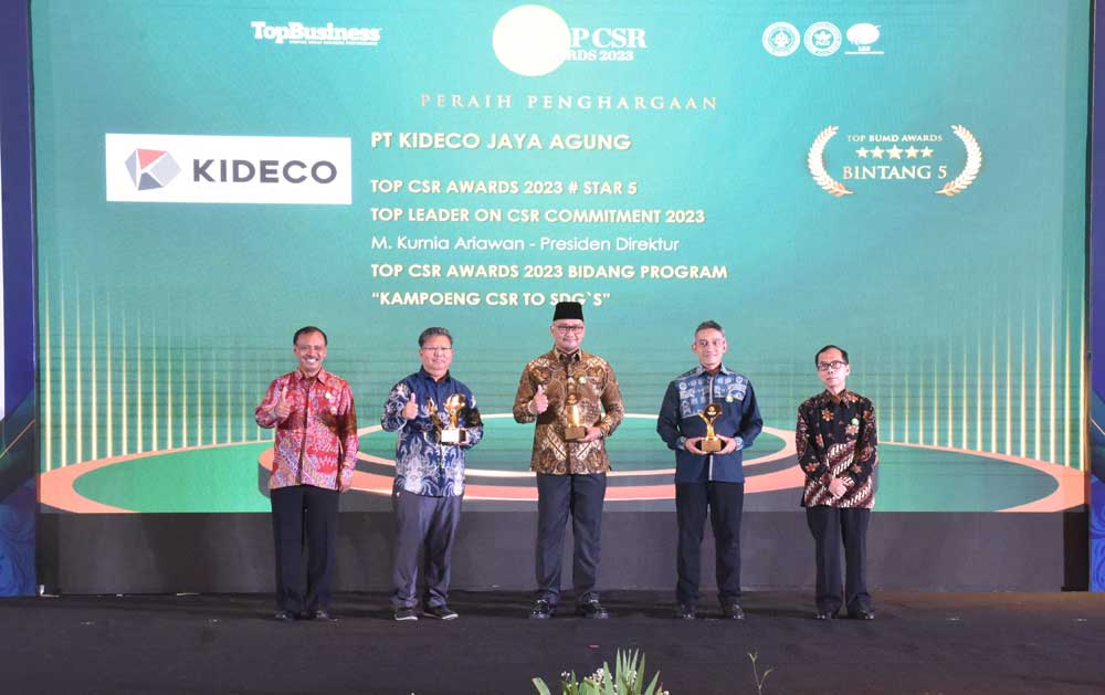 Direktur Utama Kideco, M.Kurnia Ariawan (tengah), Direktur Eksternal, Legal & Security, Arif Kayanto (kanan), Senior Manager ERS, Suriyanto (kiri) menerima penghargaan TOP CSR Award 2023