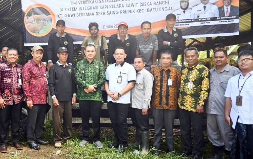 Bupati Paser, Fahmi Fadli (Batik Hijau) bersama tim penilai saat melakukan kunjungan di desa (dok. Humas Paser)