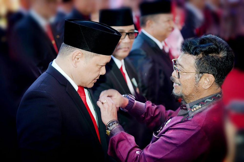 Bupati Paser, Fahmi Fadli saat menerima penghargaan Satyalencana Wira Karya pada pembukaan Pekan Nasional di Kota Padang (dok. MC Kab Paser)