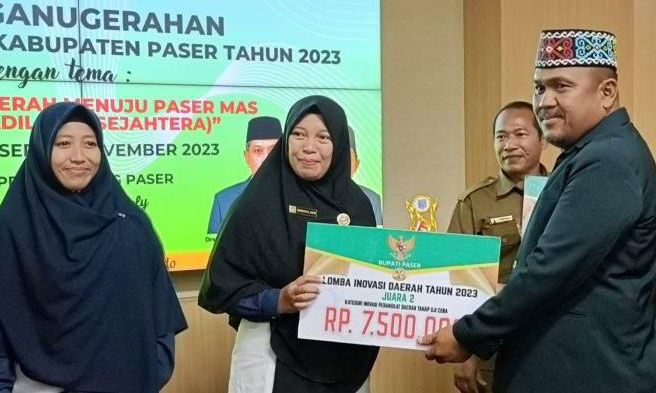 Anggota Komisi II DPRD Paser, Lamaludin saat menyerahkan penghargaan kepada pemenang Lomba Inovasi Daerah. (Dok. Istimewa)