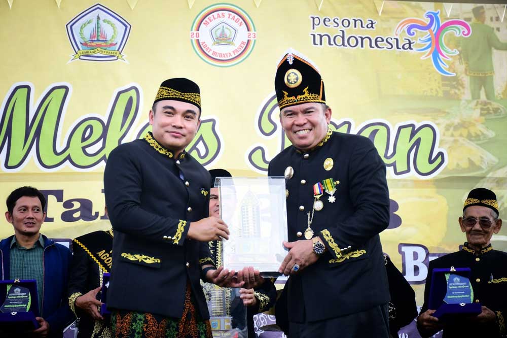 Ketua Komisi III DPRD Paser, Edwin Santoso dan Anggota DPPR Paser, Aji Muhammad Jarnawi, SH pose bersama saat Pagelaran Melas Taon.