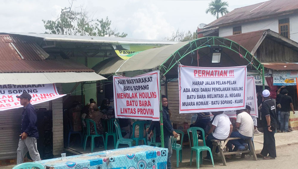 Warga di Desa Batu Kajang, Kecamatan Batu Sopang, Kabupaten Paser dirikan posko untuk mengawasi aktivitas truk pengangkut batu bara di jalan umum (Dok. Rul/Simpul.Media)