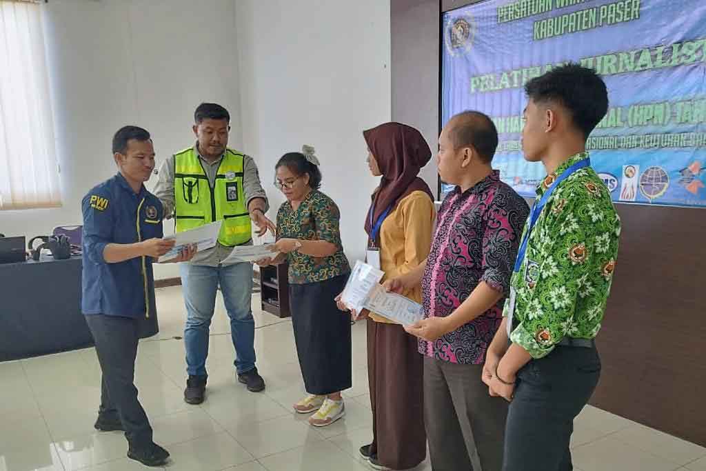 Foto: Penyerahan piagam penghargaan kepada peserta pelatihan jurnalistik PWI Paser (Dok. Rul/Simpul.Media)