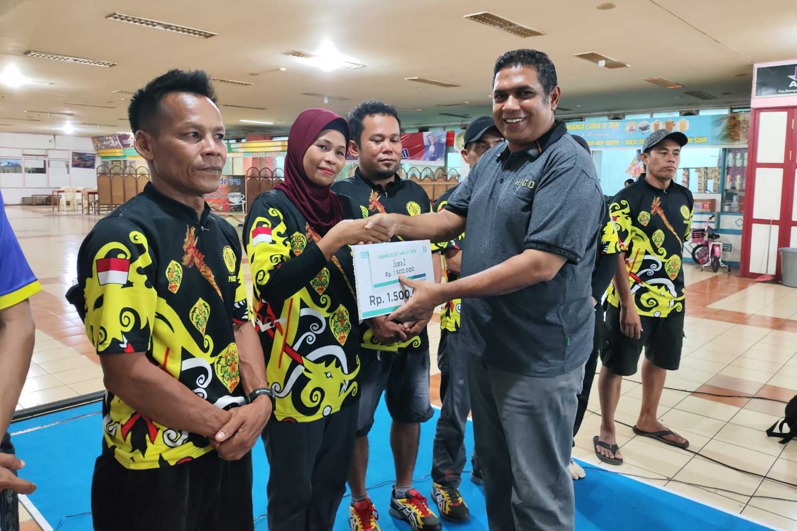Caleg Abdurahman penyerahan hadiah kepada salah satu grup pemenang Turnamen Balogo Aman Cup (Dok. Luth/Simpul.Media)