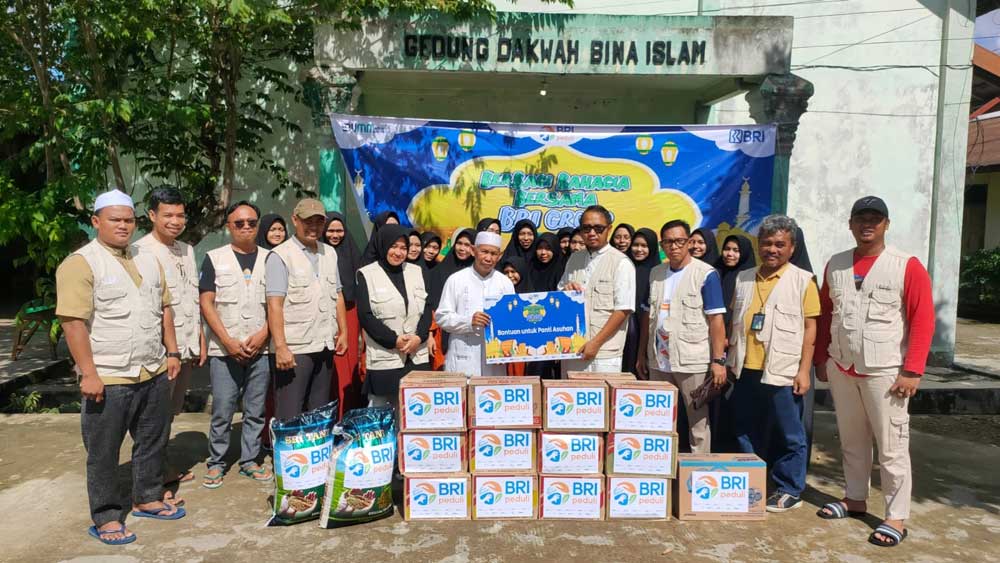 BRI Cabang Tanah Grogot saat memberikan bantuan paket sembako (Dok. Ist)