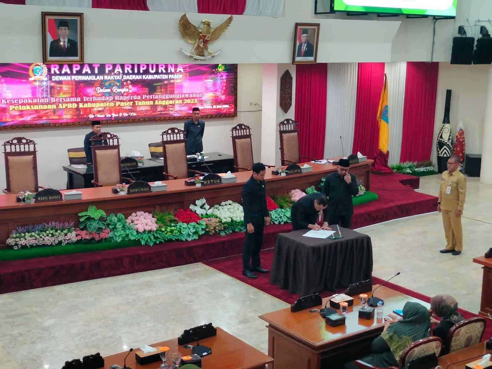 Penandatanganan Pendapat Akhir LKD TA 2023  ( Dok. Fakhrul/Simpul.Media )