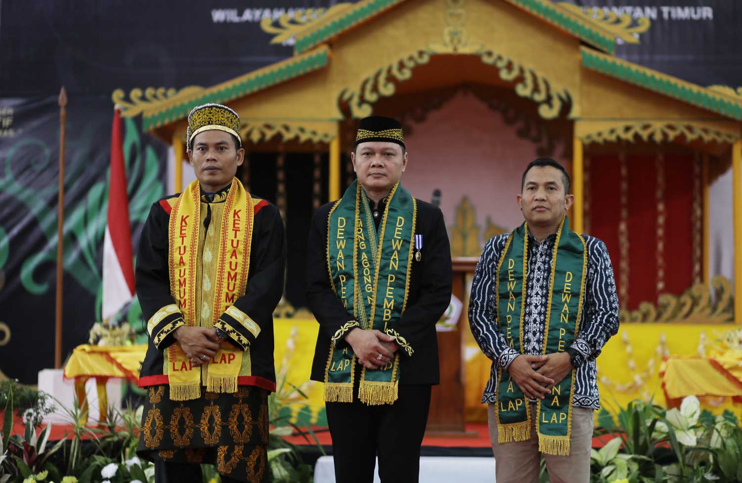 Sesi Foto Bareng Bupati Paser, dr Fahmi Fadli (tengah), Ketua DPP LAP, Aji Habibullah dan Sekwan Zulkarnaen mewakil Ketua DPRD Paser sebagai Dewan Pembina DPP LAP (Dok. Alfi/Simpul.Media)