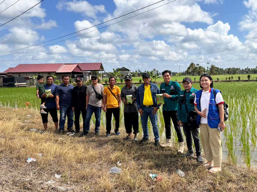 Ketua DPC Gerbang Tani, Syukran Amin Foto Bersama dengan Dirut PRUMDA paser, penyuluh Dari CV Sobat Tani dan para petani Desa sungai Tuak. (Dok. Fakhrul/Simpul.Media)