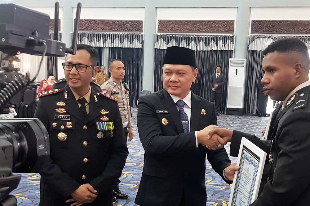 Pemberian penghargaan oleh Bupati Paser, Fahmi Fadli pada acara HUT-78 Bhayangkara Kab Paser  ( Dok. Fakhrul/Simpul.Media )