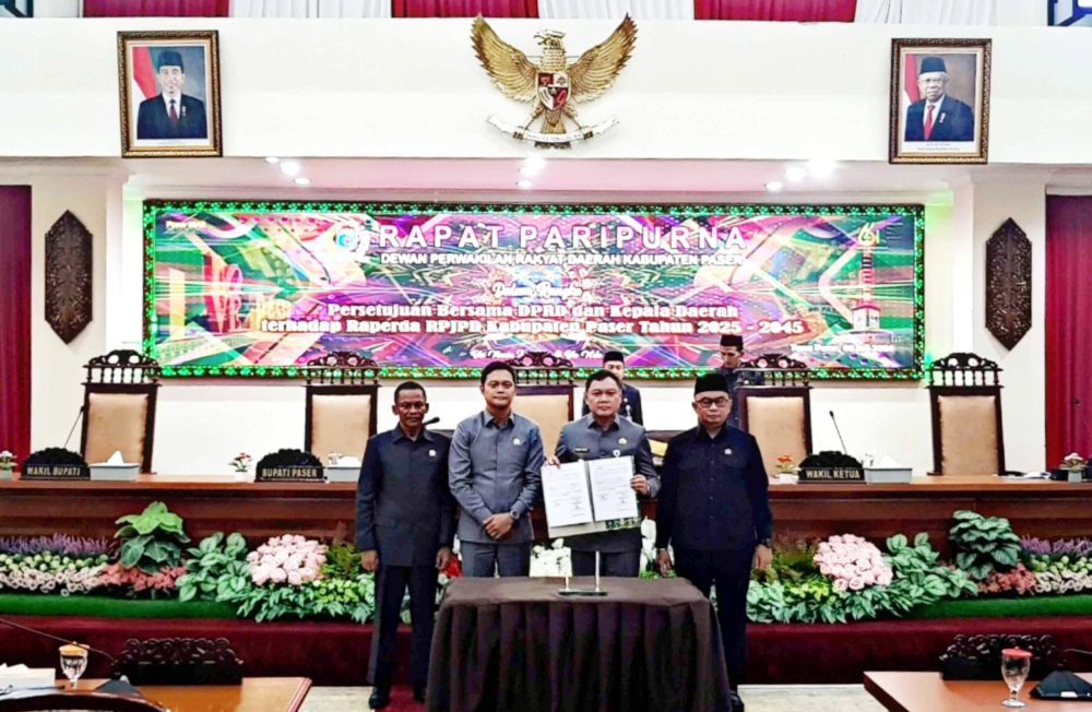 Penandatanganan dan Pengesahan Raperda RPJPD 2025-2045 Oleh Bupati dan ketua DPRD Paser (Dok. Fakhrul/Simpul.Media)