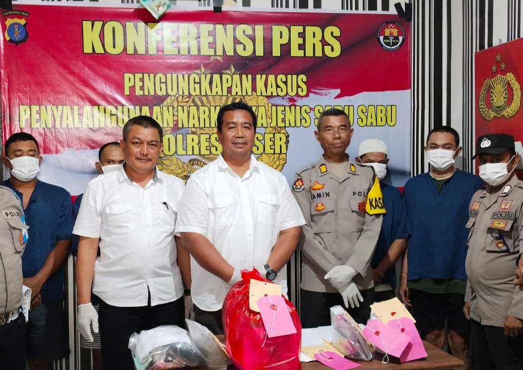 Kasat Resnarkoba Polres Paser, AKP Suradi saat melakukan konferensi Pres di Polres Paser.( Istimewa )