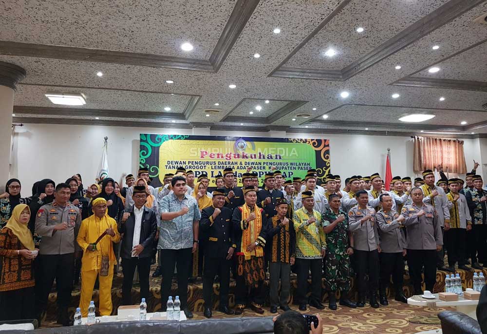 Moment foto bersama setelah Acara Pengukuhan DPD dan DPW Lembaga Adat Paser Periode 2024-2029. ( Dok. Hum LAP/Simpul.Media )