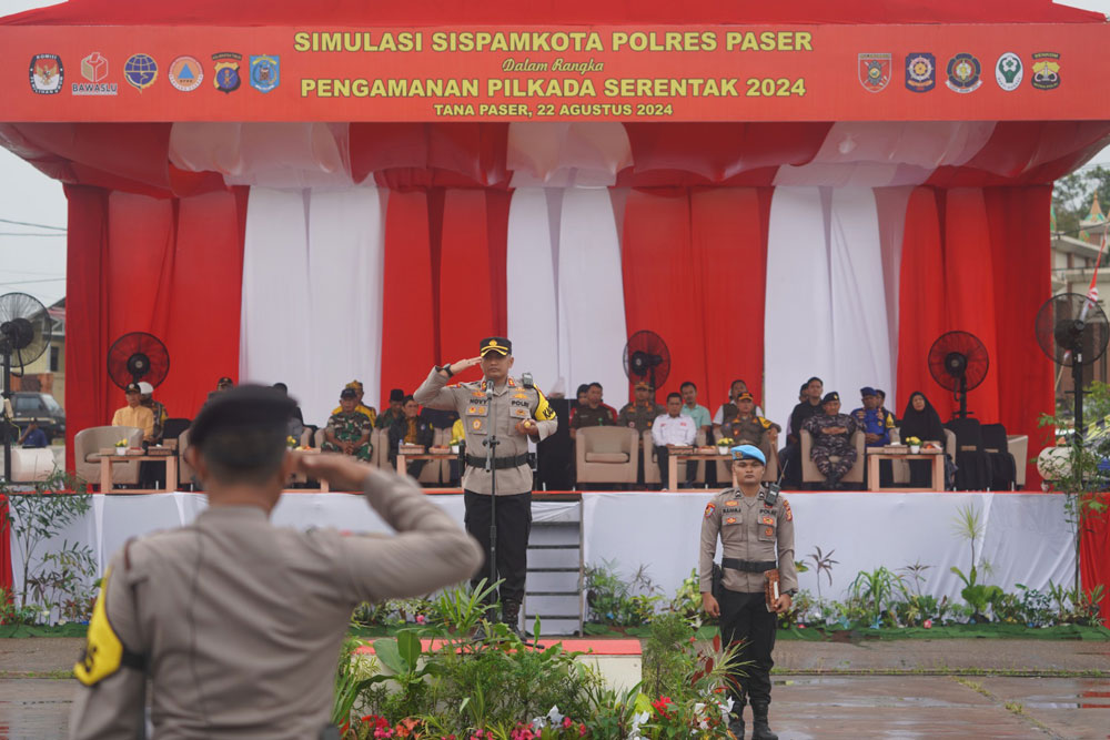 Kapolres Paser, AKBP Novy Adi Wibowo, S.I.K., M.H saat pelaksanaan apel Simulasi Sispam Kota di Lapangan Getung Temiang Tanah Grogot. (Dok. Ist)