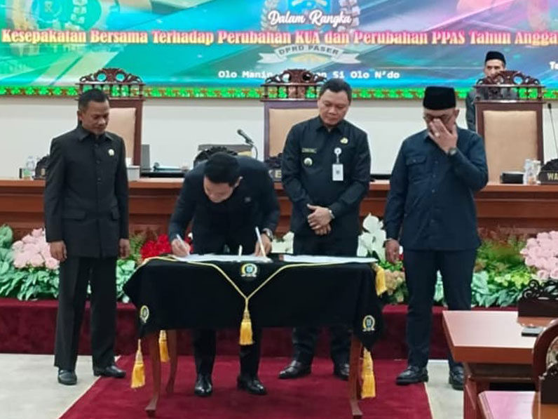 Ketua DPRD H Hendra Wahyudi dan Bupati Fahmi Fadli didampingi unsur Wakil Ketua berfoto bersama usai menandatangani dokumen rancangan perubahan KUA-PPAS APBD Paser 2024.(Dok. Fakhrul/Simpul.Media)