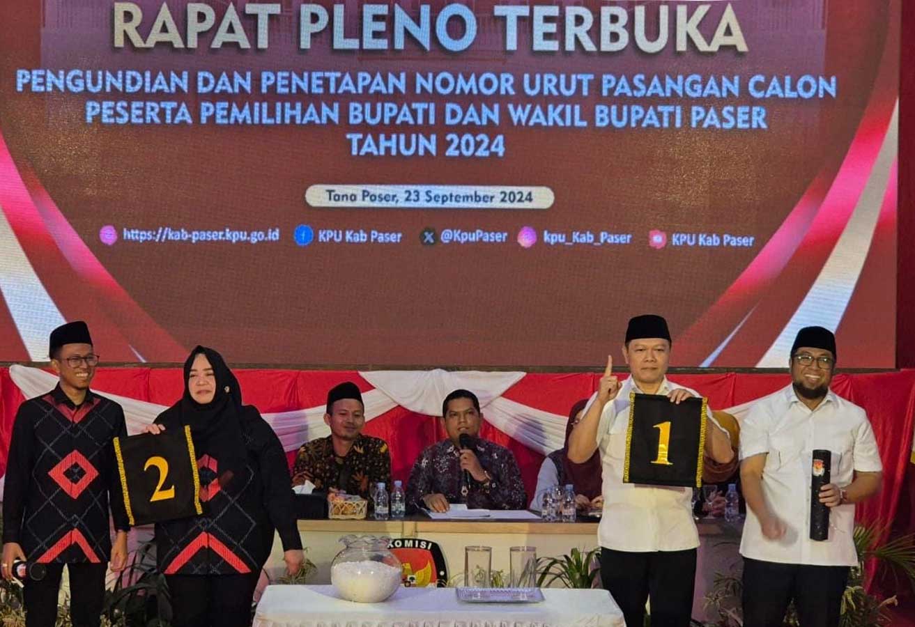 Kedua Bapaslon Usai pelaksanaan Pengundian Nomor Urut Pasangan Calon (Dok. Rey/ Simpul.Media}