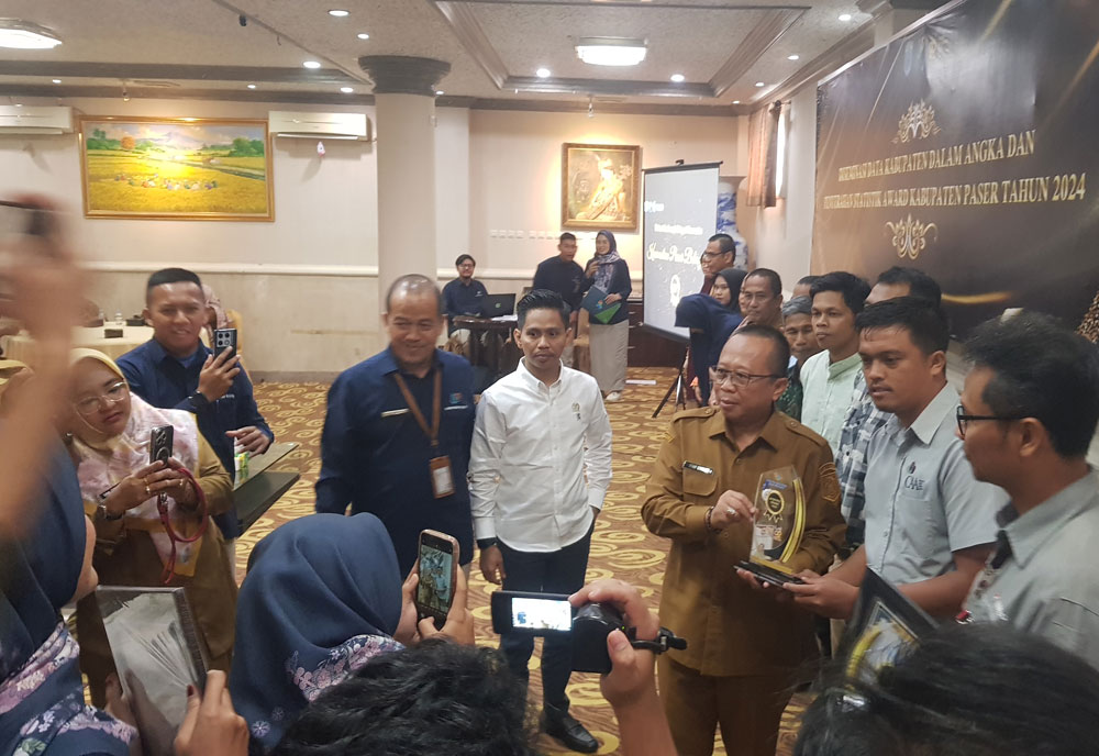 Anggota DPRD Paser Zulfikar Yusliskatin saat mendampingi pembagian cendramata award kepada pihak yang sudah terpilih (Dok. Fakhrul/Simpul.Media)